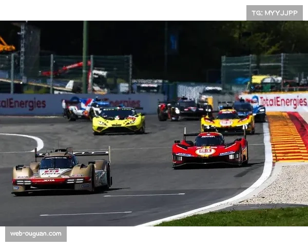 比利时斯帕赛道，车手们赛前集体默哀悼念十年前在此事故逝去的车手